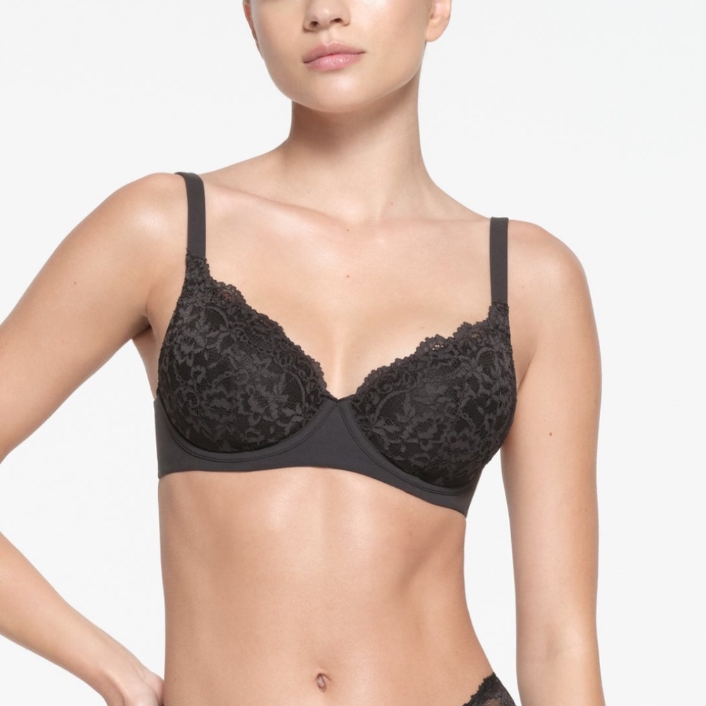 SKIMS FITS EVERYBODY LACE FULL COVERAGE BRA | ONYX ON A MODEL FRO
